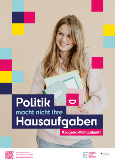junge freundliche Frau mit Lernutensilien und dem Slogen: Politik macht nicht ihr Hausaufgaben #JugendWähltZukunft